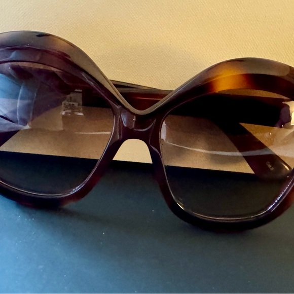 RARE GUCCI Vintage Tortoise
Brown Gradient Cat Eye Ladies Sunglasses - Picture 11 of 16